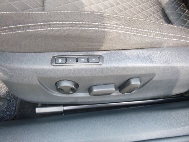 Fahrzeugabbildung Skoda Superb 2,0 TDI Kombi >AUT/AHK/NAV/PAN/SHZ/TEMP<