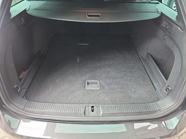 Fahrzeugabbildung Volkswagen Passat Variant ELEGANCE 2,0 TSI DSG KLIMA LED NA