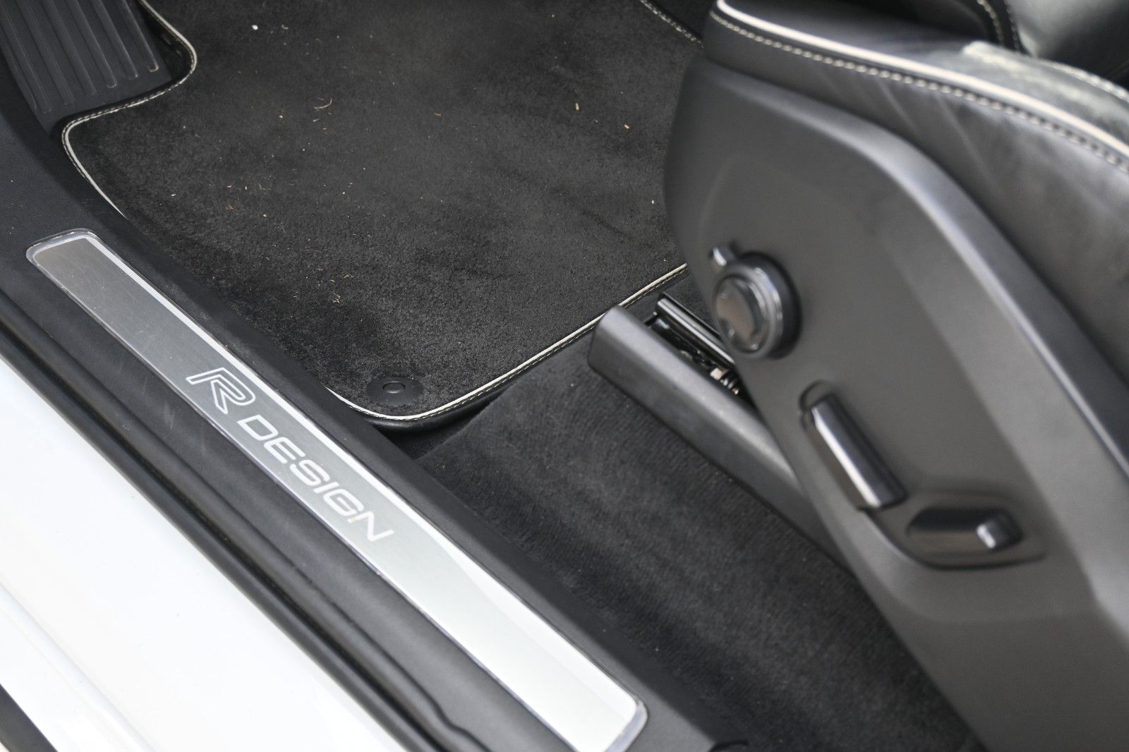 Fahrzeugabbildung Volvo XC90 D5 R-Design*VOLL*PANO*LUFT*255PS*MIETKAUF
