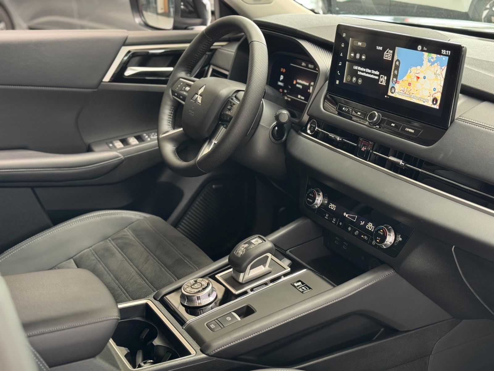 Fahrzeugabbildung Mitsubishi Plug-in Hybrid Outlander Intro Edition