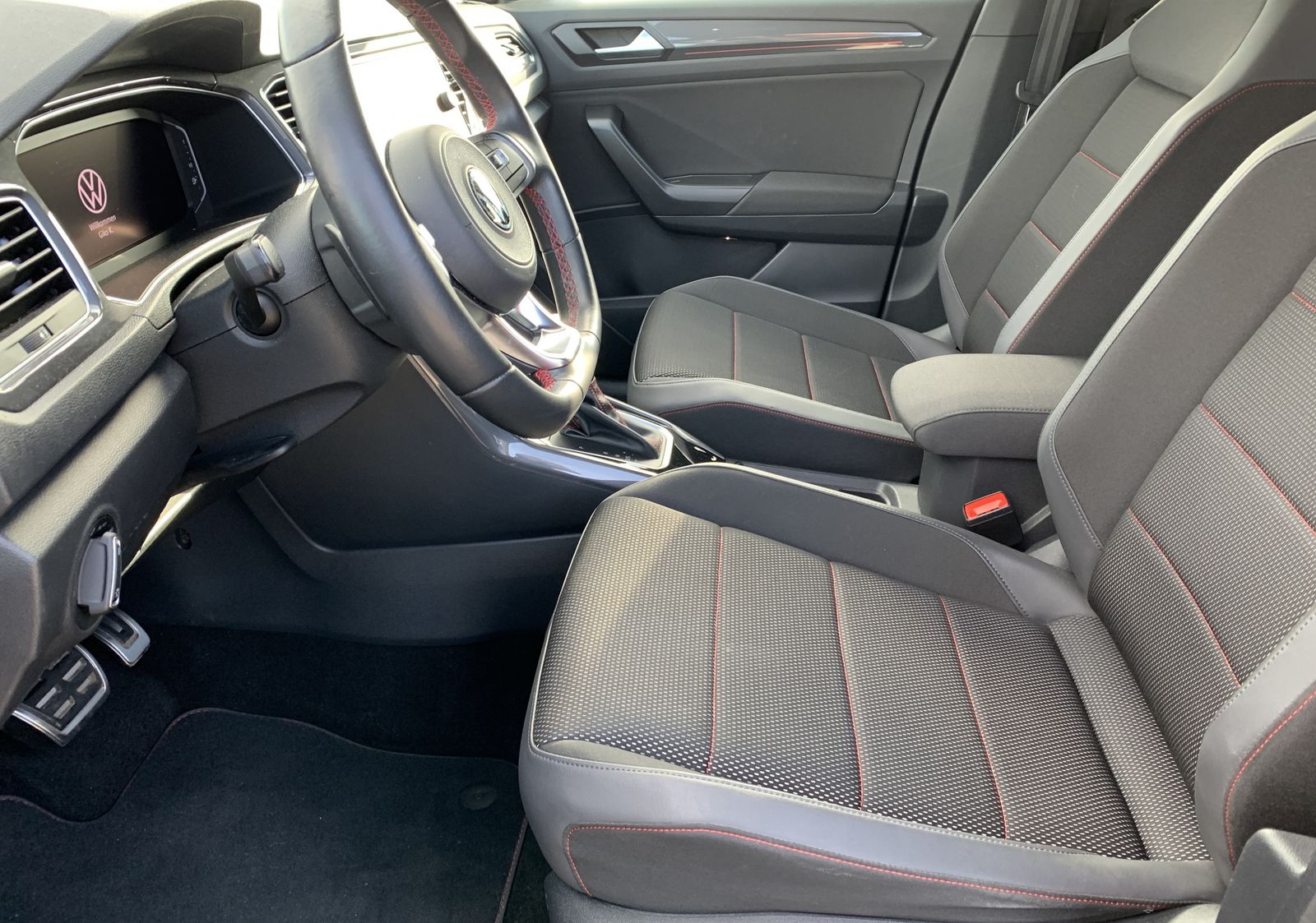 Fahrzeugabbildung Volkswagen T-Roc 1.5 TSI*Sport*Spur*Navi*SHZ*ACC*