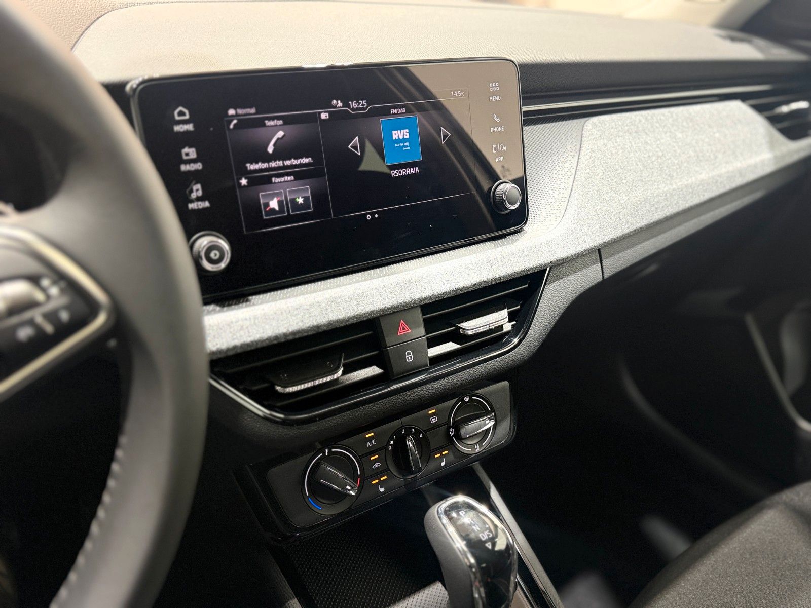 Fahrzeugabbildung SKODA Kamiq Selection / DSG / Kamera / 17 Zoll