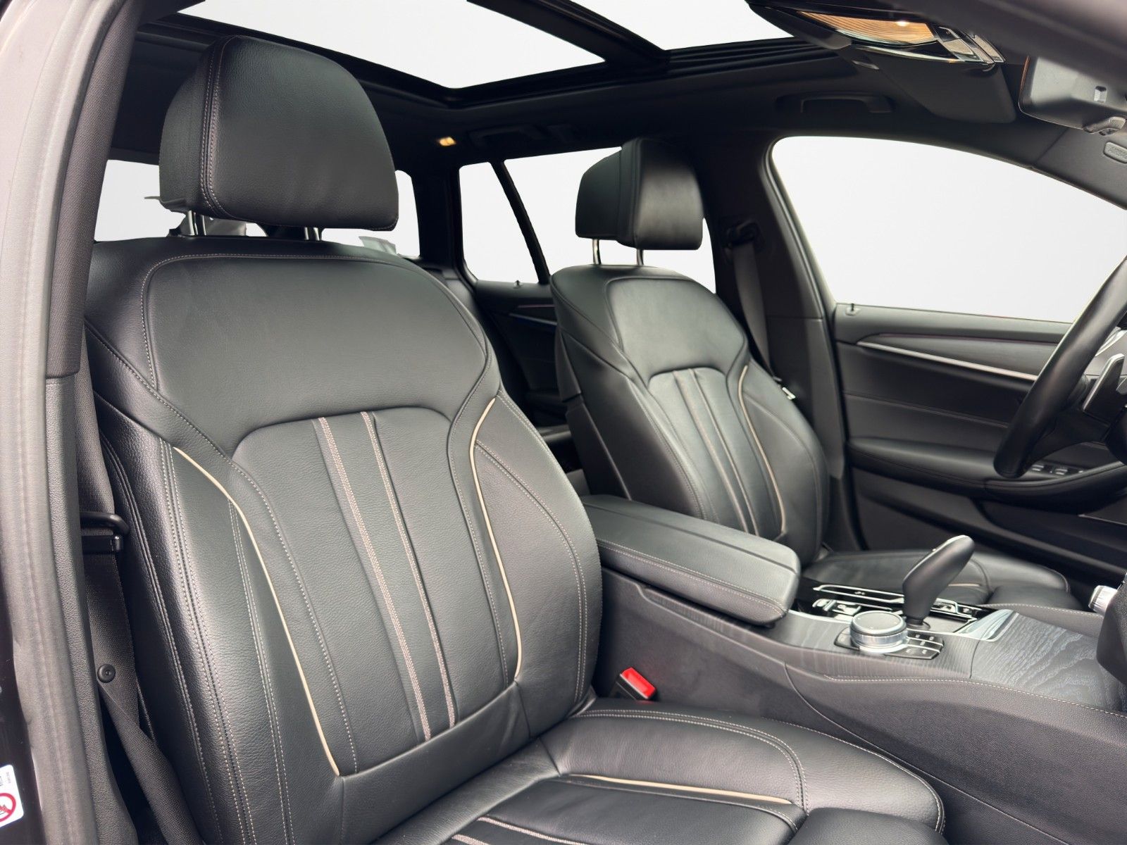 Fahrzeugabbildung BMW 530D TOURING XDRIVE M SPORT HUD H&K PANO LASER