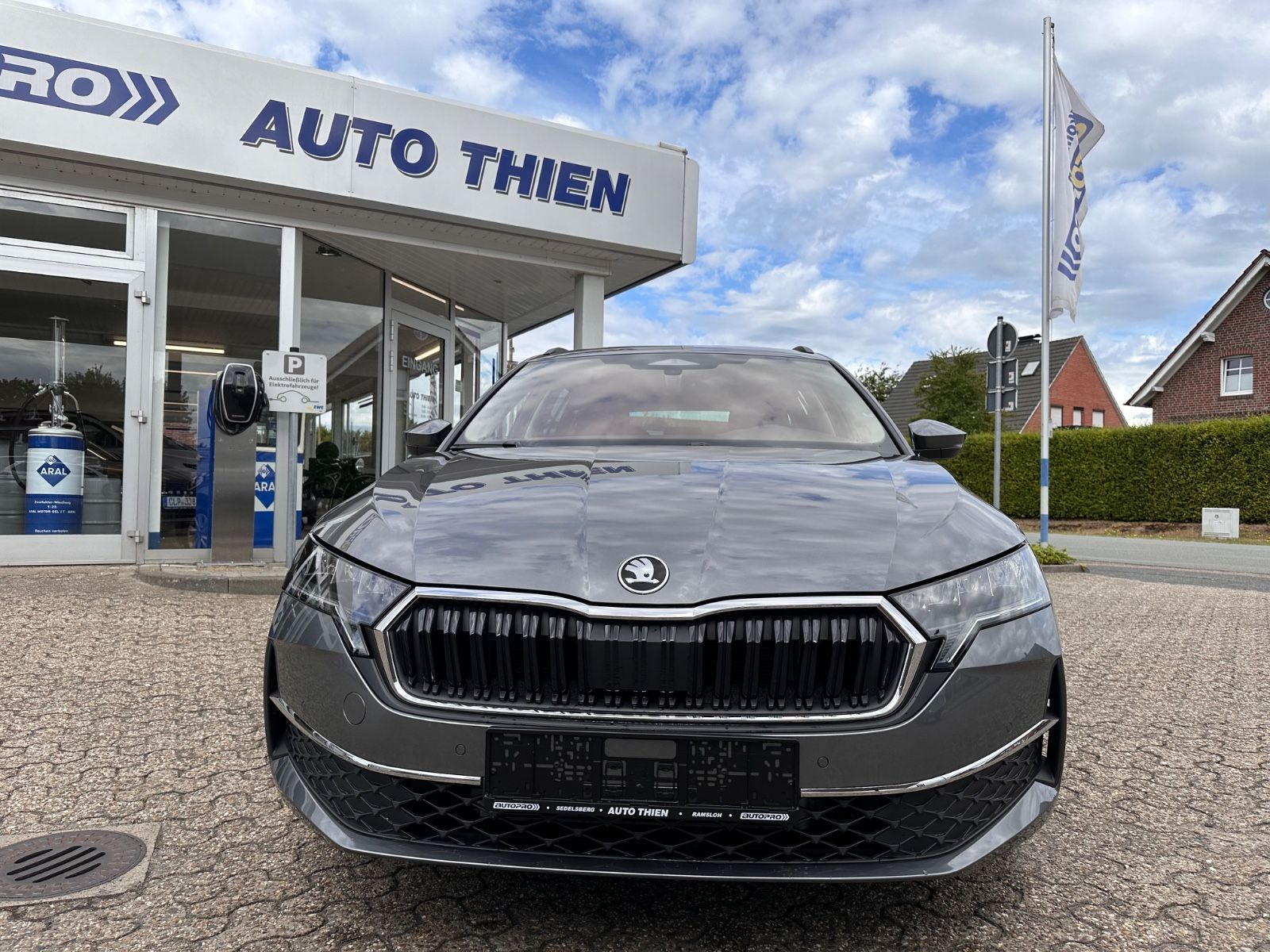 Fahrzeugabbildung SKODA Octavia Combi 1.5 TSI Selection DSG LED/ACC/APP
