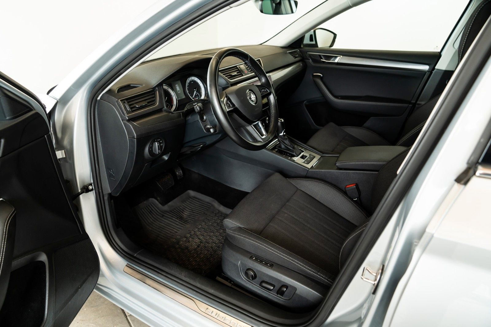 Fahrzeugabbildung SKODA Superb Combi Style 2.0 TDI DSG 140kW