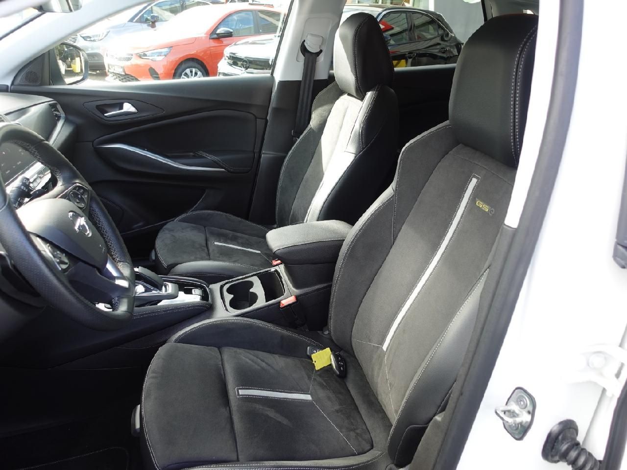Fahrzeugabbildung Opel Grandland 1,6 GSe Plug-in Hybrid