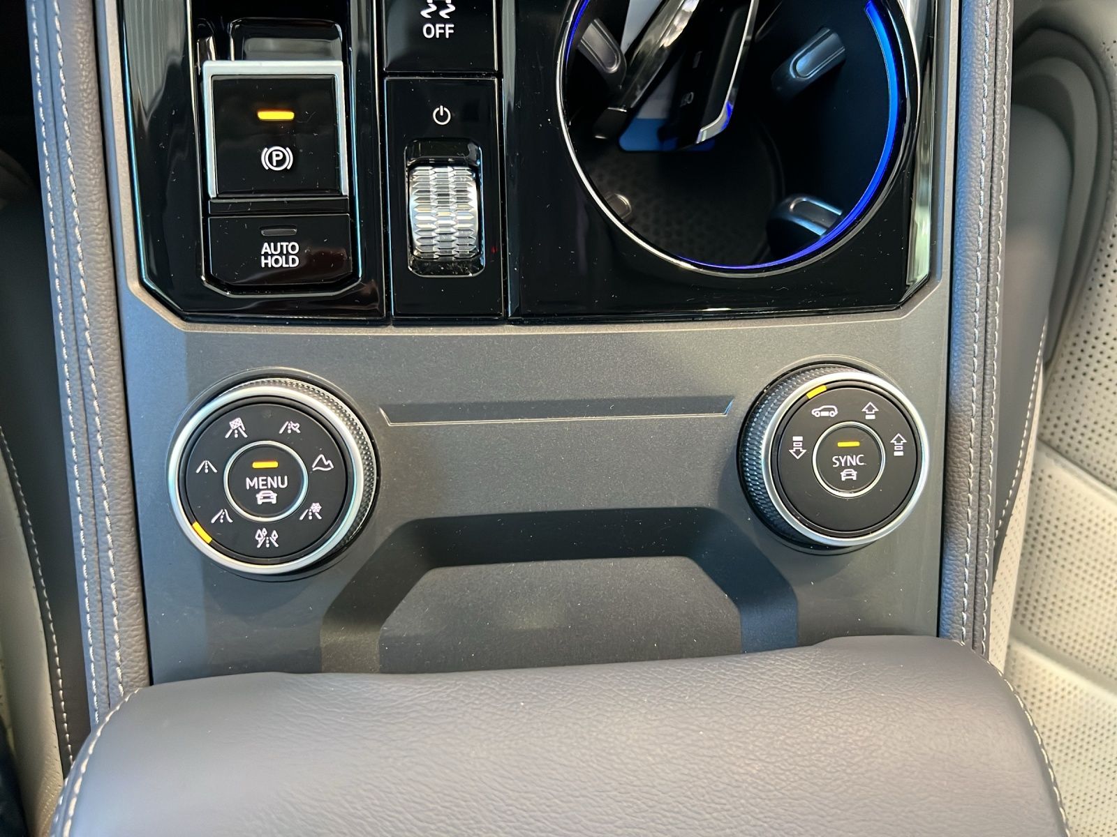 Fahrzeugabbildung Volkswagen Touareg TDI Elegance Matrix AHK HUD Luft Pano AI