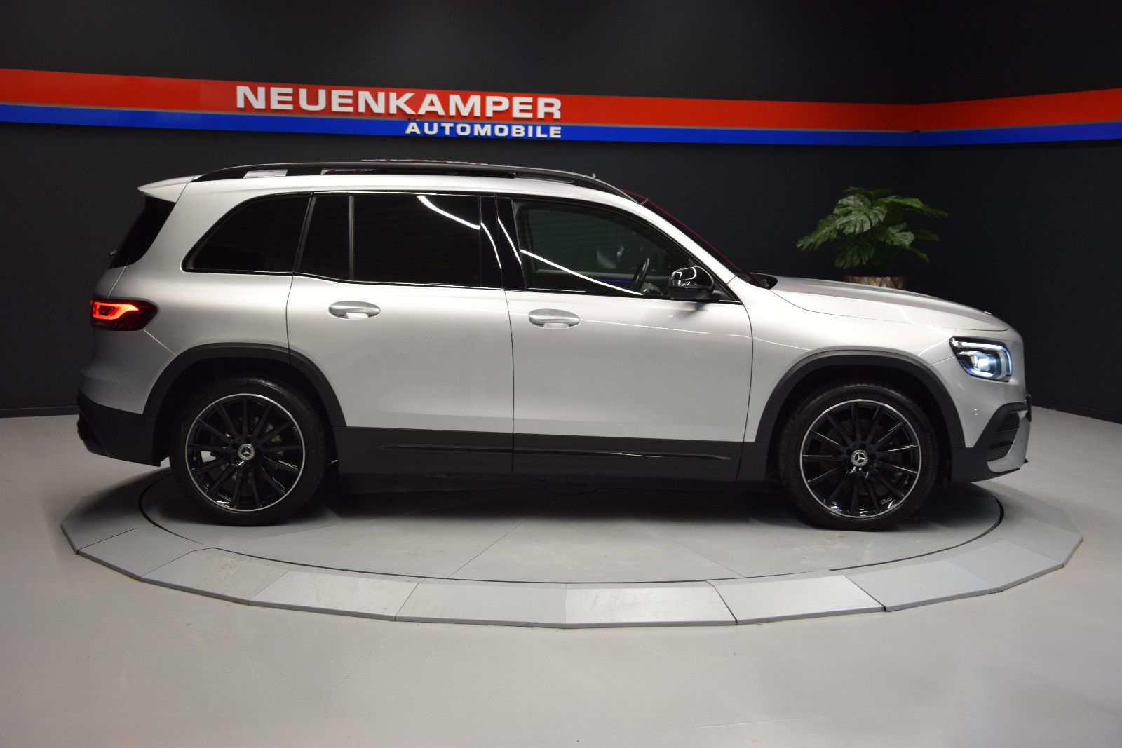 Fahrzeugabbildung Mercedes-Benz GLB 220 d AMG Line Pano. Kamera LED AHK 20 Zoll