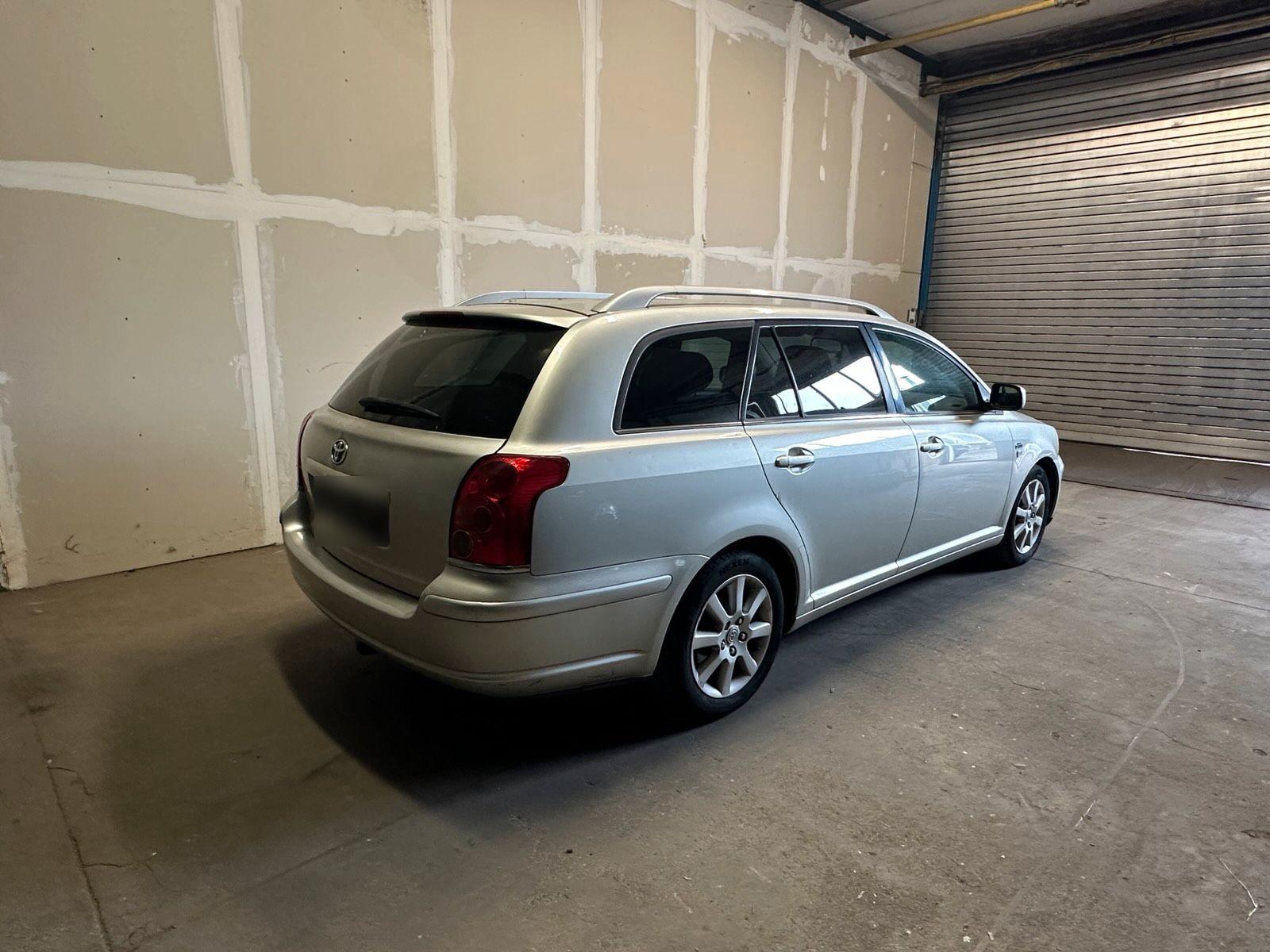 Toyota Avensis 2006 — rear view