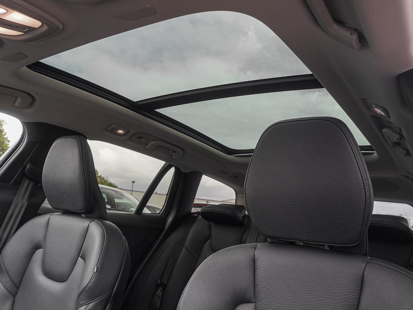 Volvo V60 T6 AWD Plus Dark Plug-in Hybrid PANO AHK H&K foto 8
