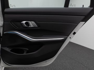 Fahrzeugabbildung BMW 330e xDr Tour Sport Line ACC HUD Pano HiFi Laser