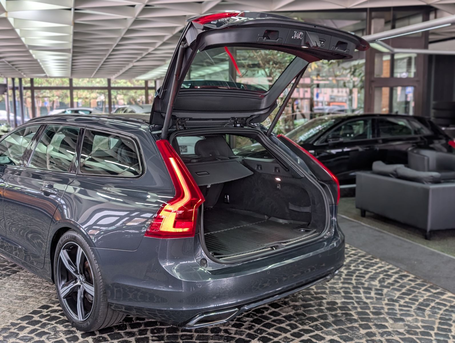 Fahrzeugabbildung Volvo V90 R Design VIRT MEMO KAM SHZ LEDER LED APP 19"