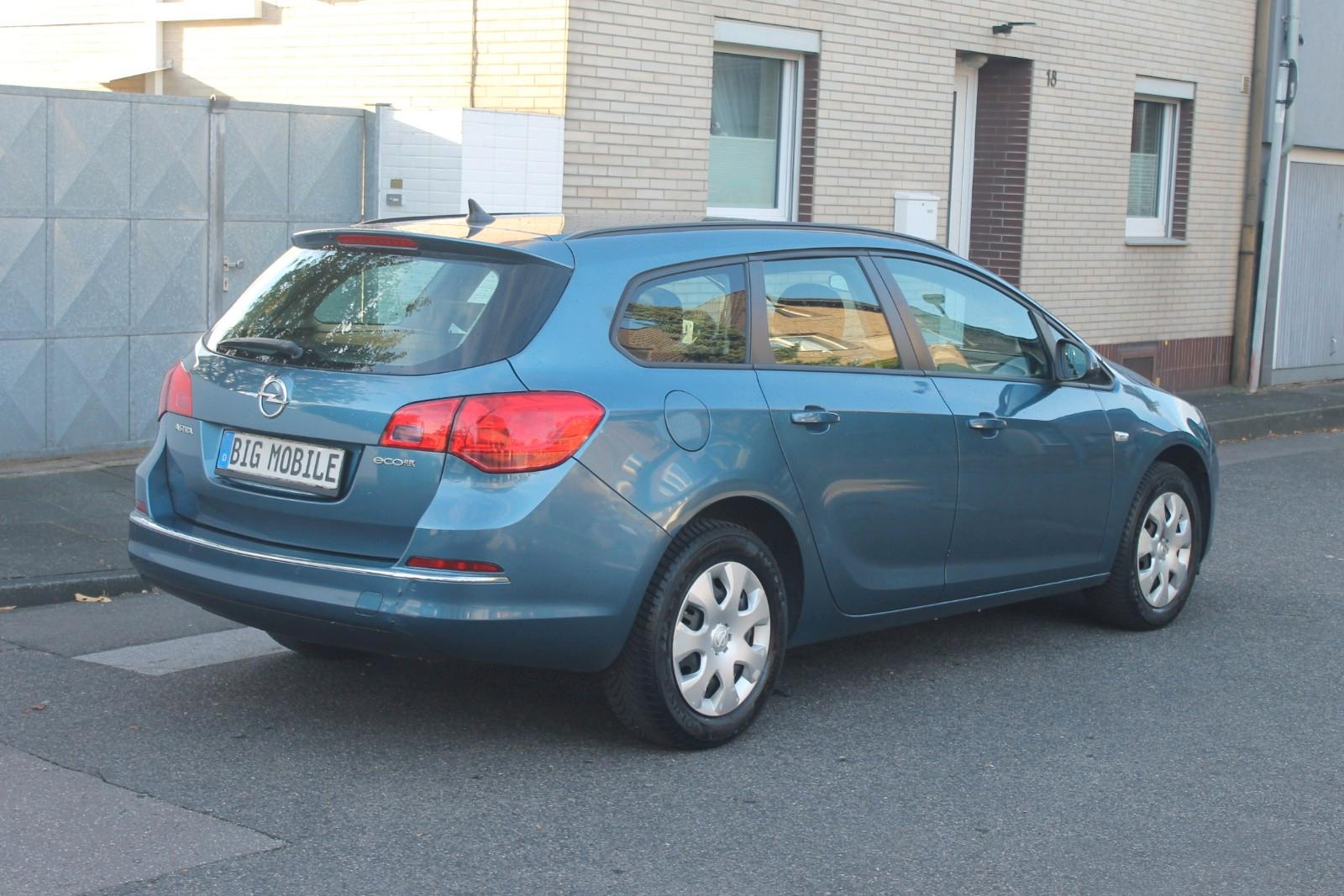 Opel Astra 2014 — interior