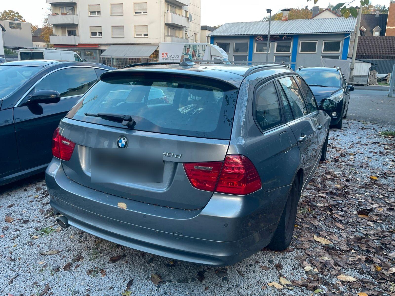 BMW 320 2011 — interior