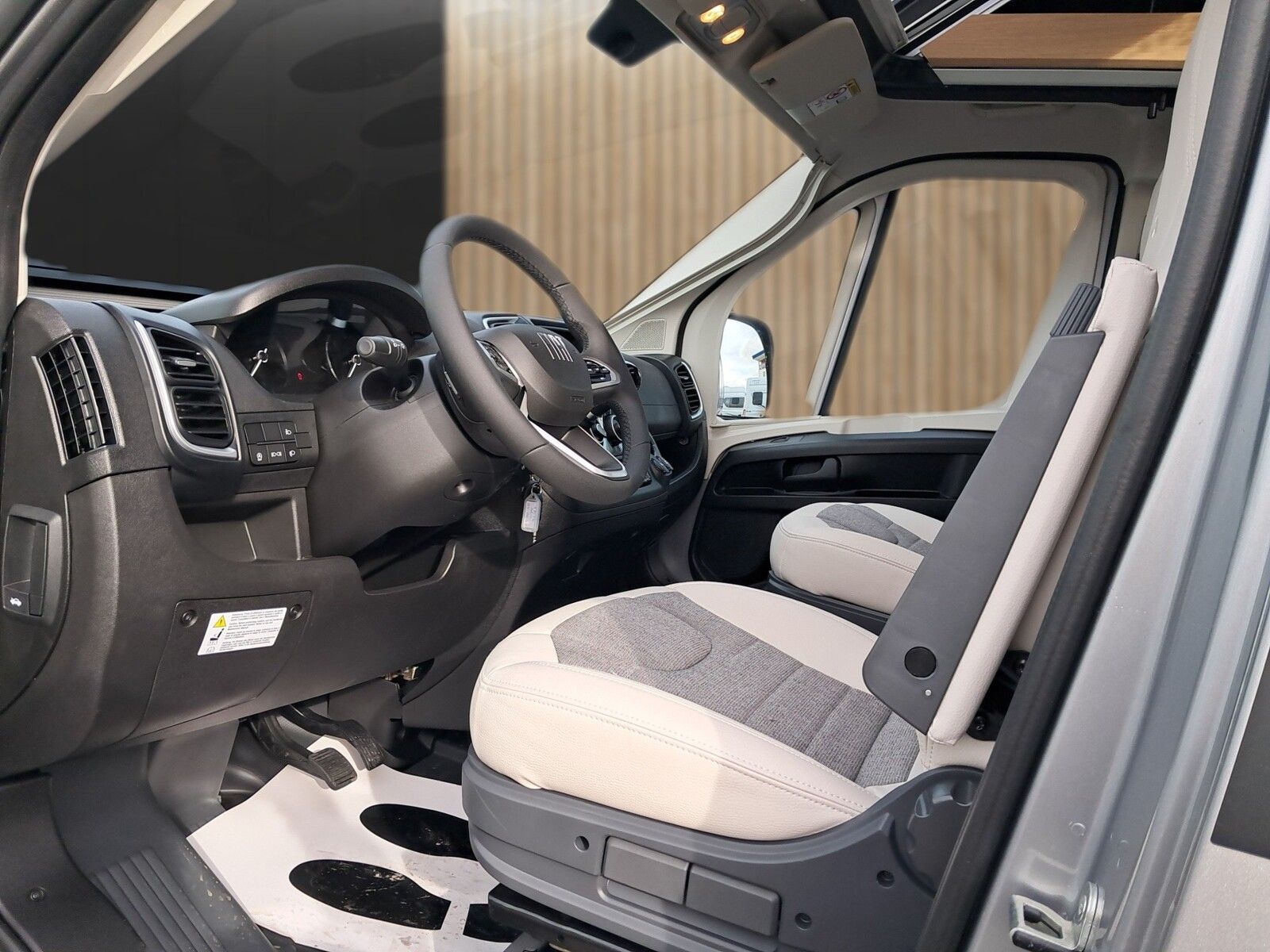 Fahrzeugabbildung Adria Twin 60Y 640 SLB Automatik, Zuziehhilfe