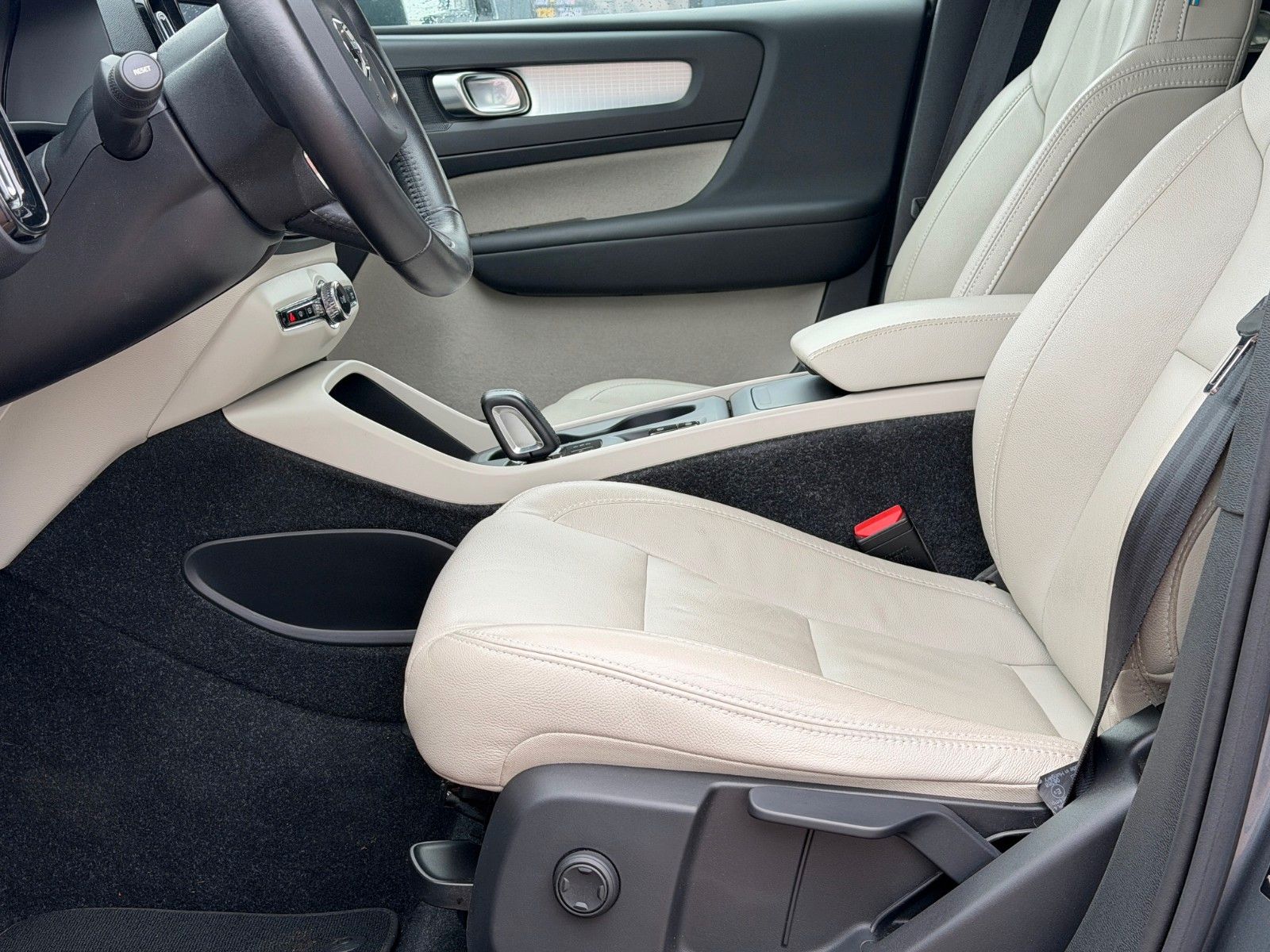 Fahrzeugabbildung Volvo XC40 T4 Momentum AWD *Nav*Totwinkel*AHK*LED*360°
