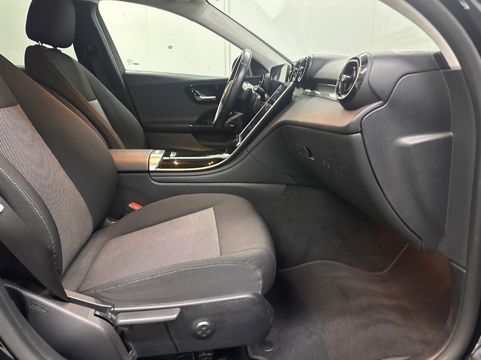 Fahrzeugabbildung Mercedes-Benz C 220 d T Autom.*AVANTGARDE*AHK*CARPLAY*