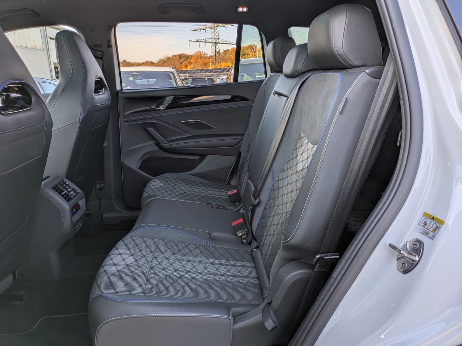 Fahrzeugabbildung Volkswagen Tayron 2.0 TDI 4M R-Line BLACK*7Si*MATRIX*PANO