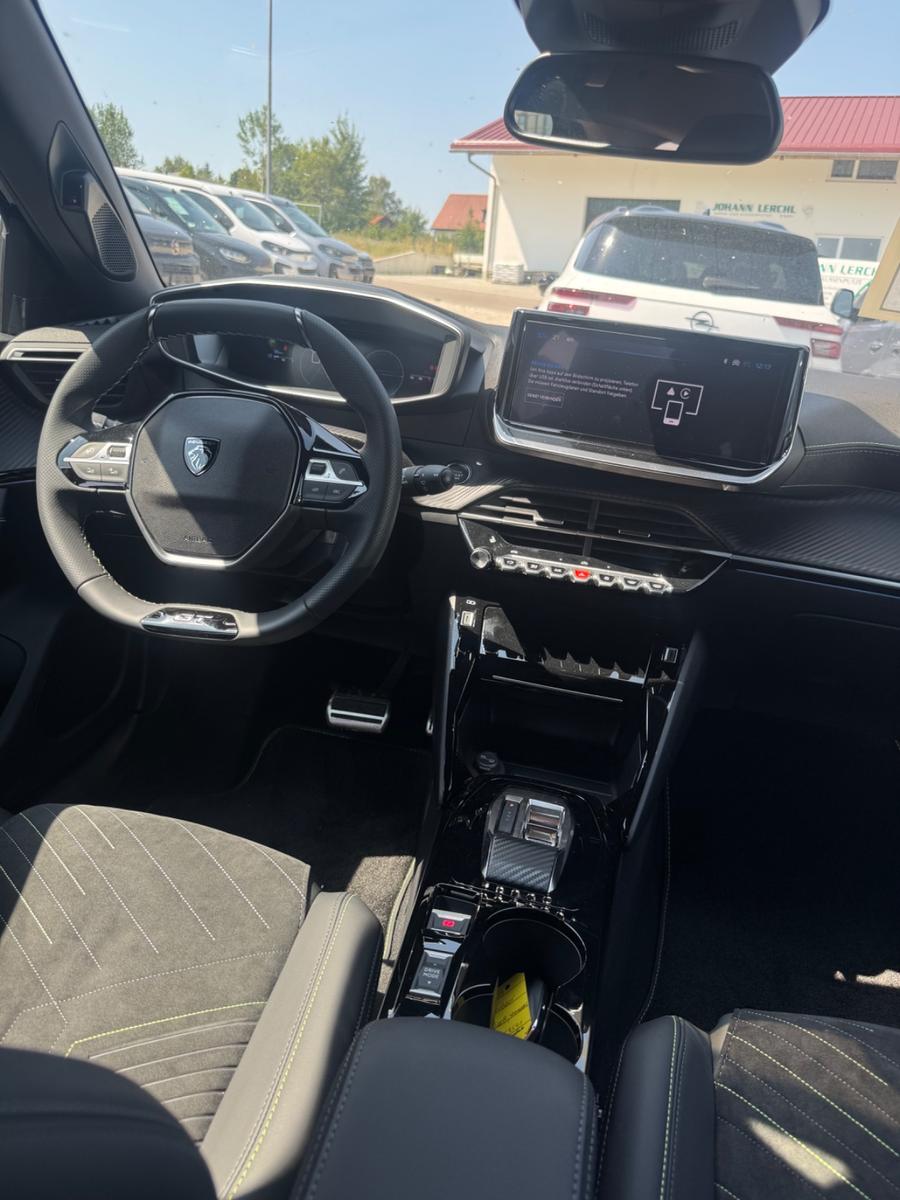 Peugeot 2008 Hybrid 145 GT, ACC, Navi