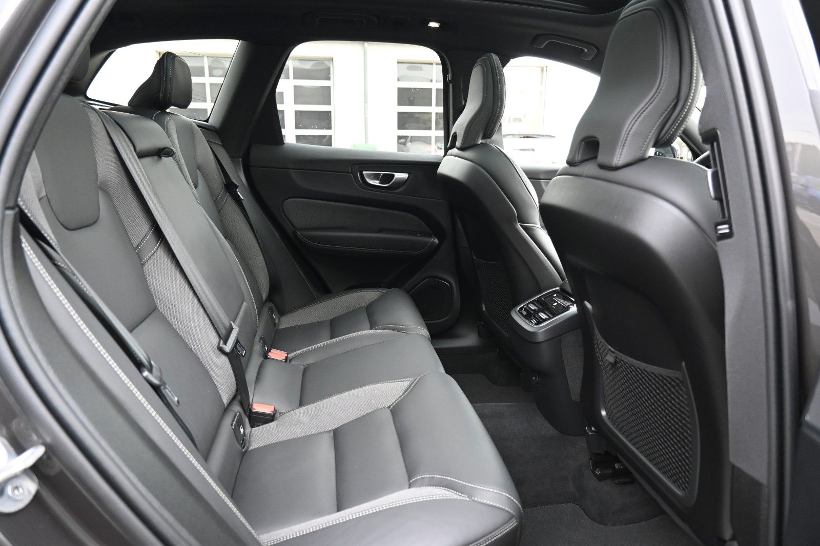 Fahrzeugabbildung Volvo XC60 B4 AWD Ultimate Dark*LED*PANO*STHZ*