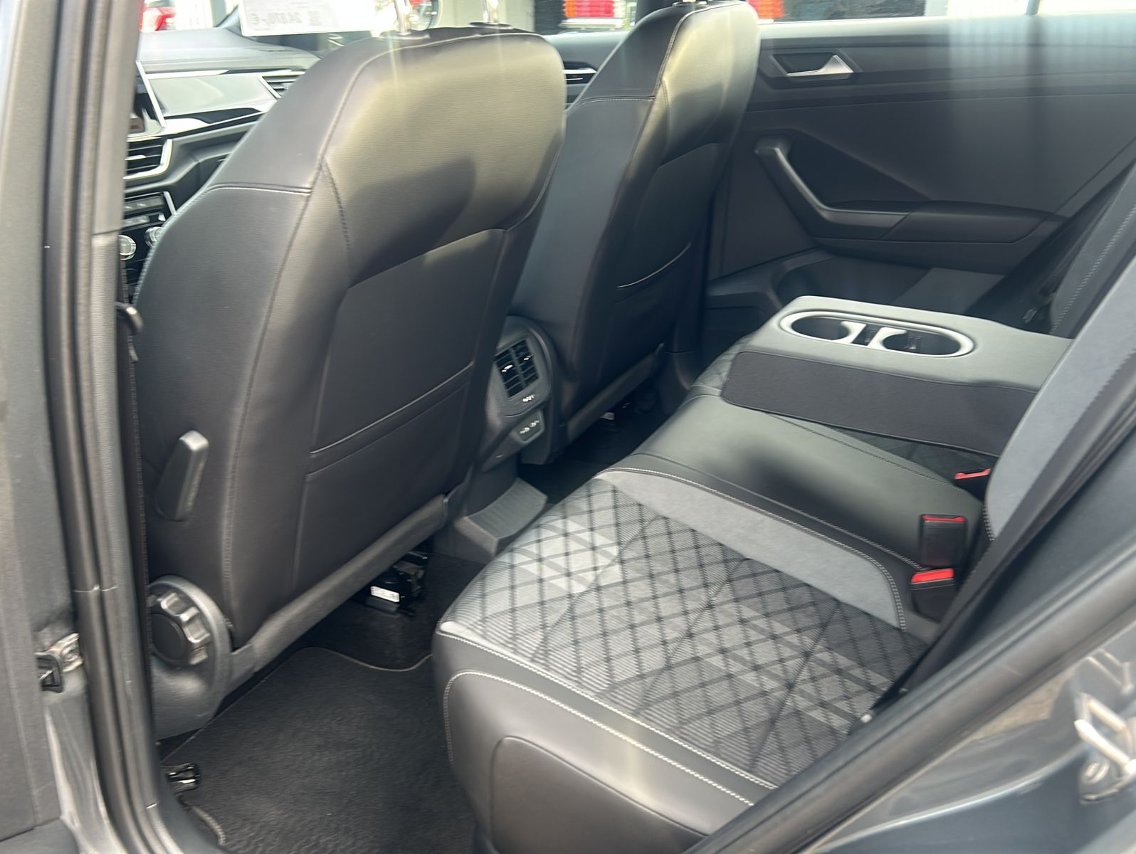 Fahrzeugabbildung Volkswagen T-Roc 2.0 TDI R-Line