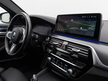 Fahrzeugabbildung BMW 520d M Sport  Kamera HUD DAB HiFi AHK DisplayKey
