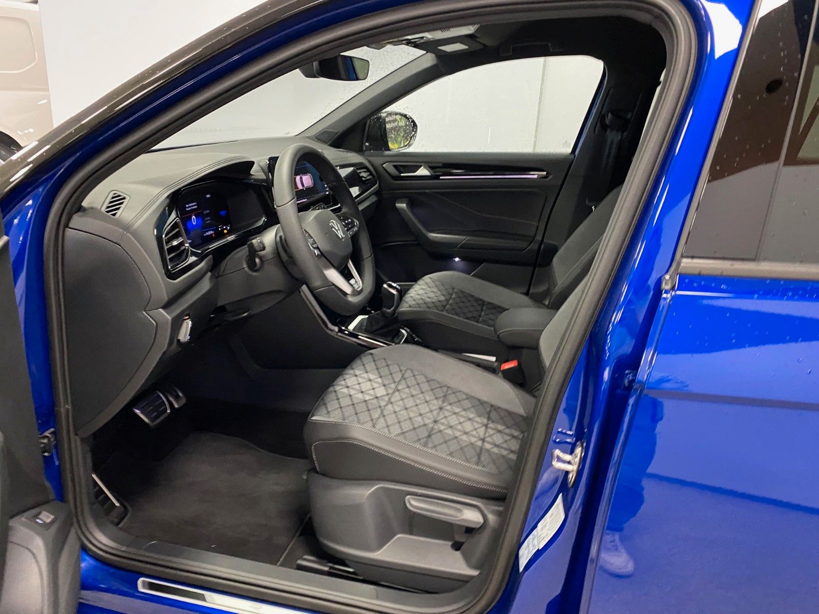 Fahrzeugabbildung Volkswagen T-Roc 1.5 TSI DSG R-Line+ACC+AHK+19 ZOLL ALUFELG