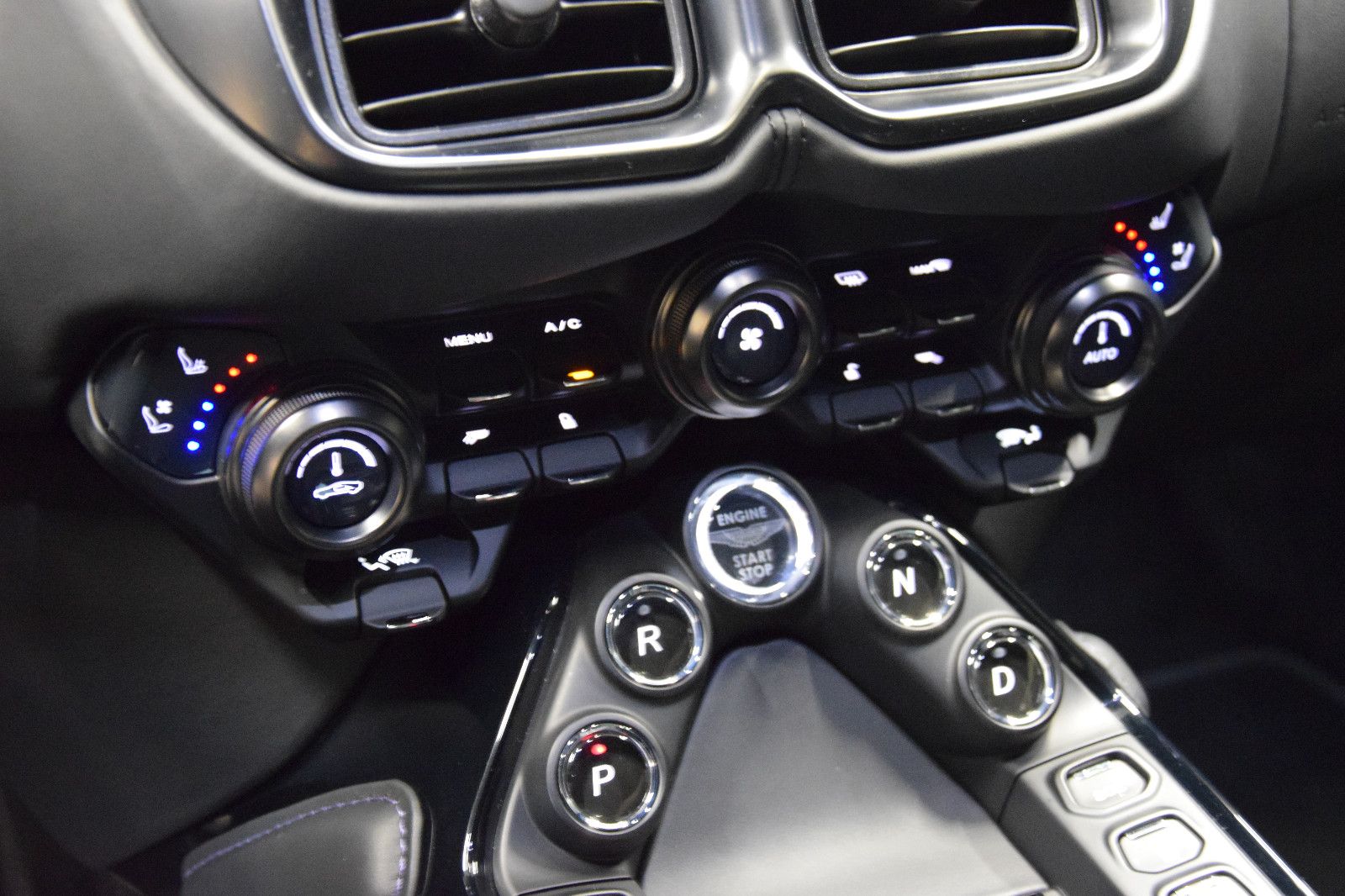 Fahrzeugabbildung Aston Martin V8 Vantage 4.0 V8 02/2027 Garantie