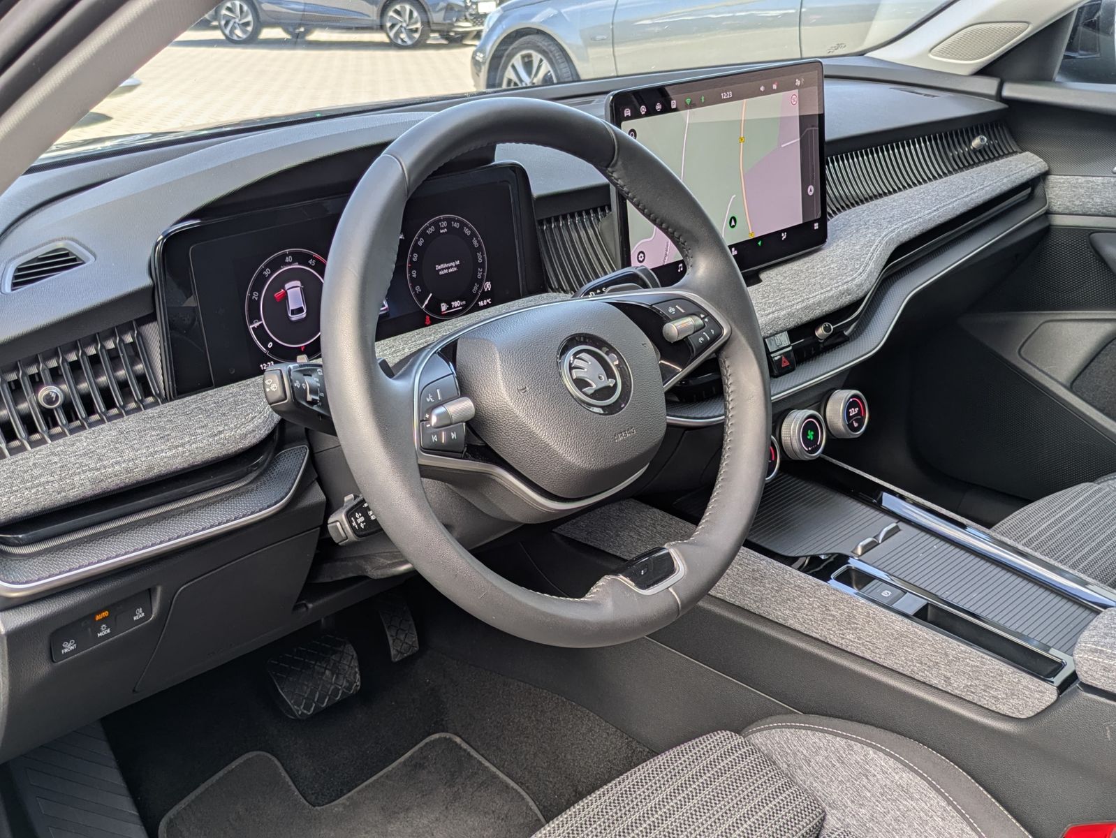 Fahrzeugabbildung SKODA Superb 2.0 TDI 4x4 Selection MATRIX*AHK*PANO*19"