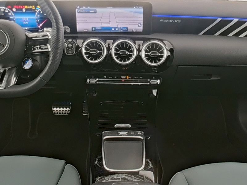 Fahrzeugabbildung Mercedes-Benz A 35 AMG 4M Limousine Aero+Pano+Night+Multibeam