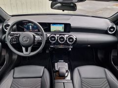 Fahrzeugabbildung Mercedes-Benz A 200d Style DCT Navi SiHz PDC RFK DAB MBUX