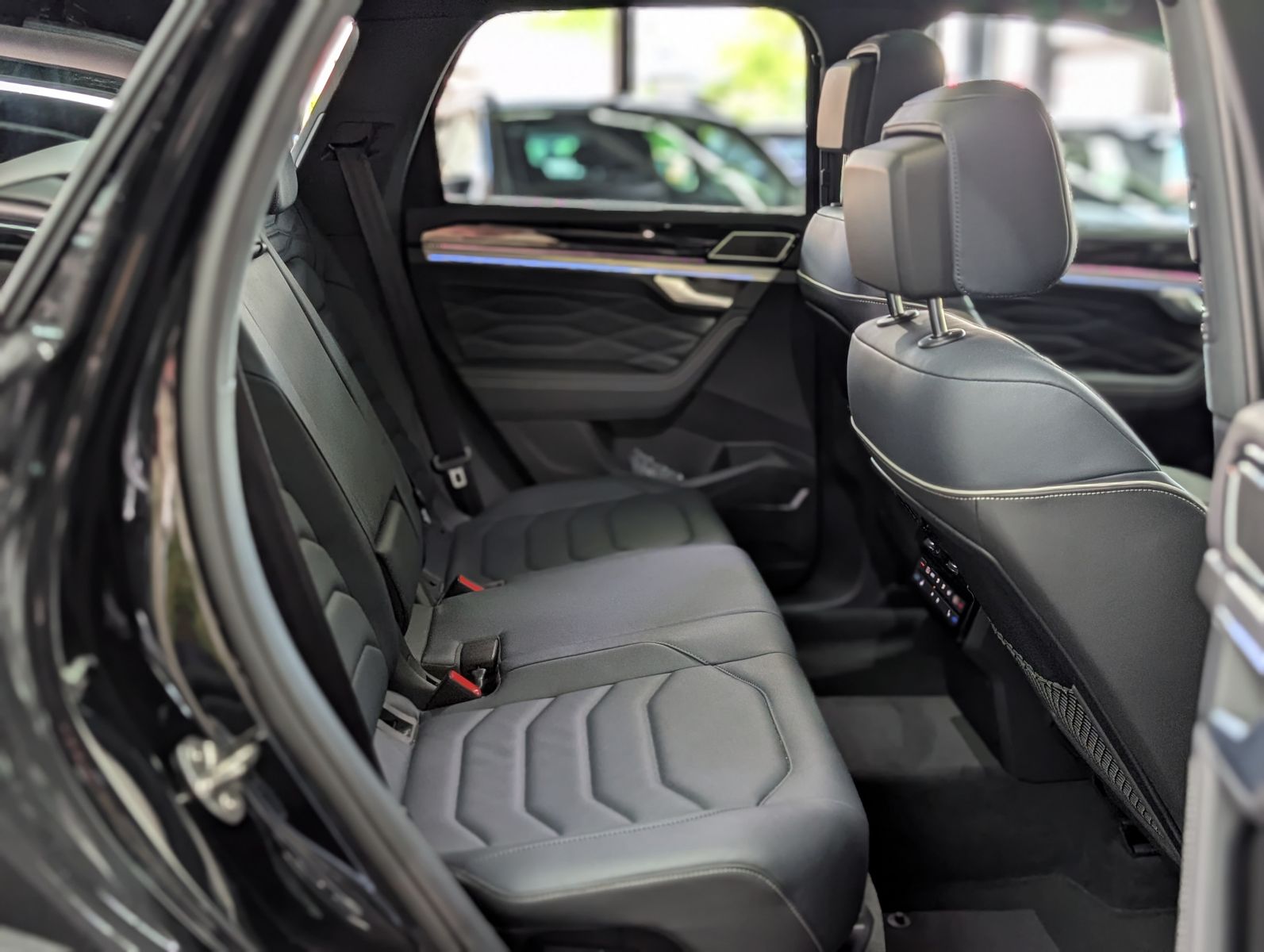 Fahrzeugabbildung Volkswagen Touareg 3.0TDI 4M R-Line VOLL Black 22" UPE 114T