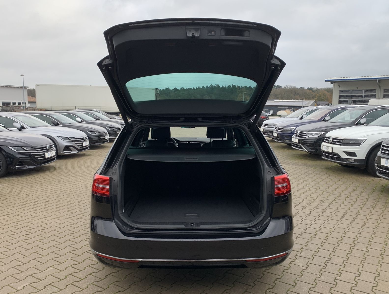 Fahrzeugabbildung Volkswagen Passat Variant 2.0 TDI*Highline*LED-Matrix*Pano*