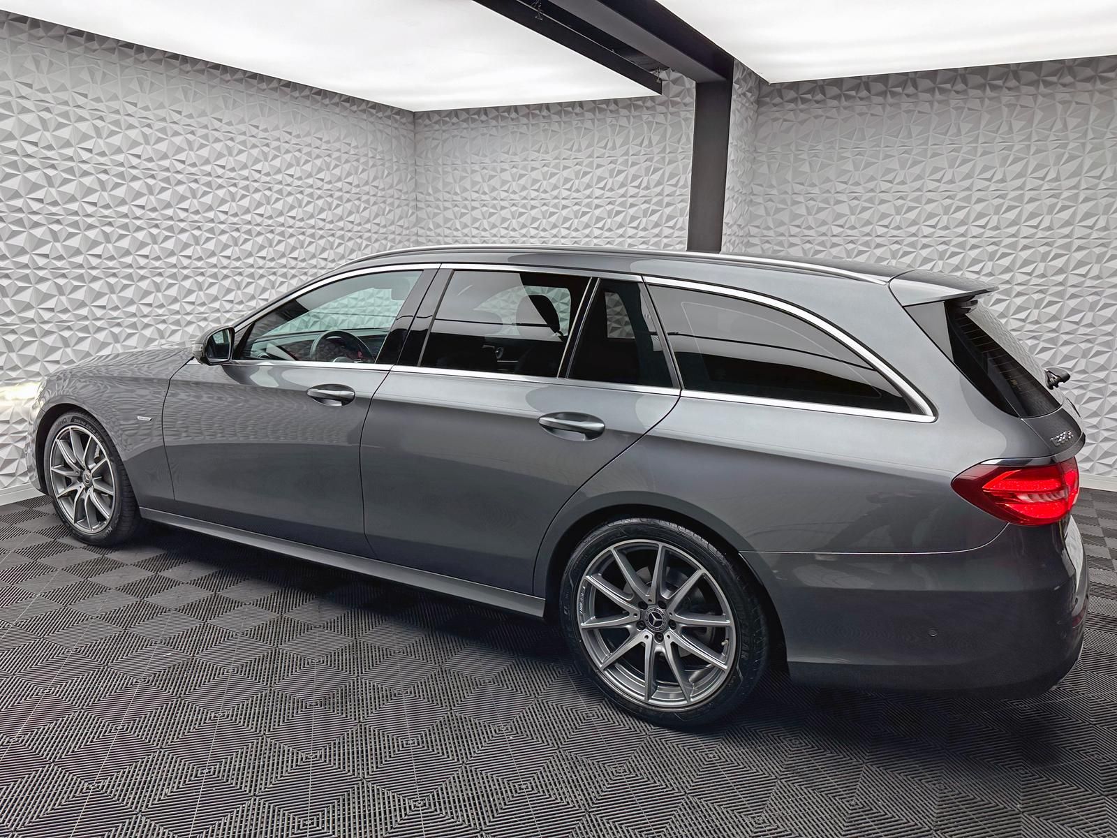 Fahrzeugabbildung Mercedes-Benz E220d AMG/MBUX/MEMORY/360°/LED/AMBIENTE/DAB/ILS+