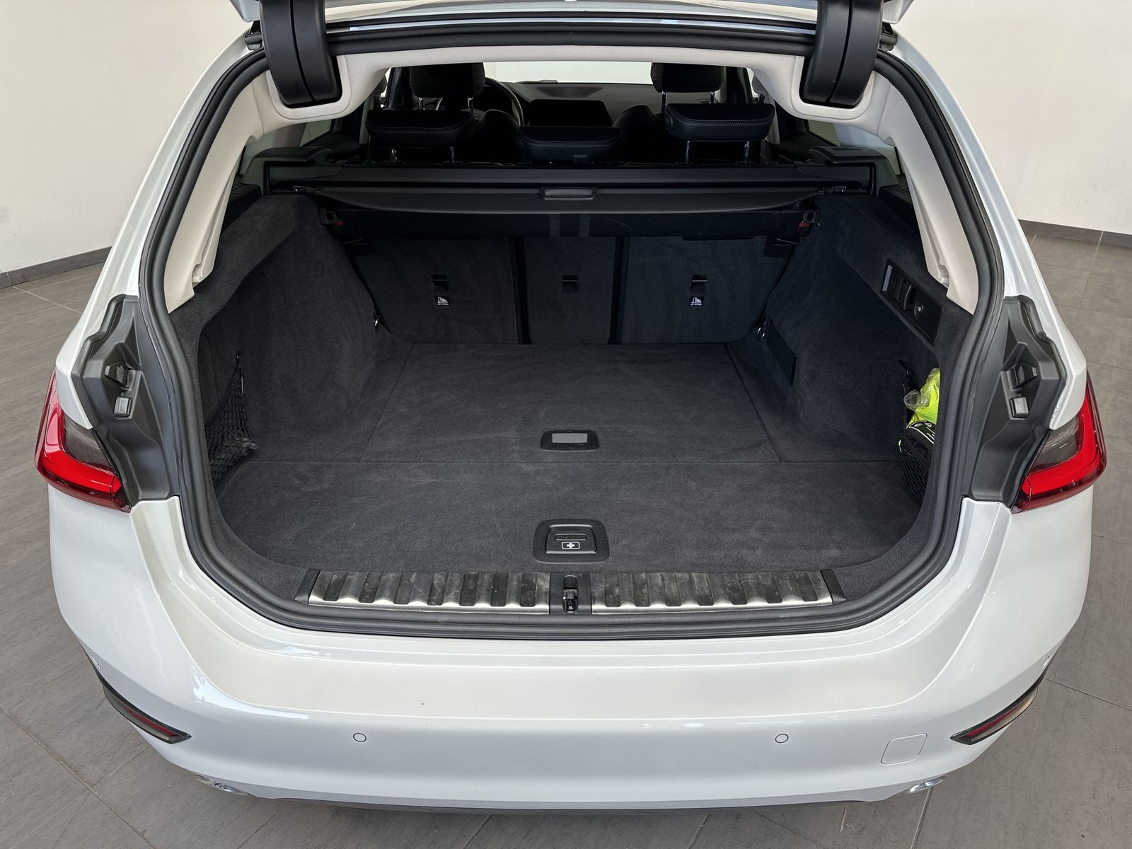 Fahrzeugabbildung BMW 320d Touring xDrive Sport-Line NAV+LED+AHK+HIFI