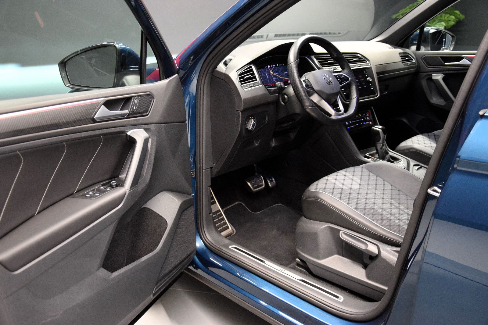 Fahrzeugabbildung Volkswagen Tiguan R-Line 4Motion IQ.Light ACC AHK 20°Kamera