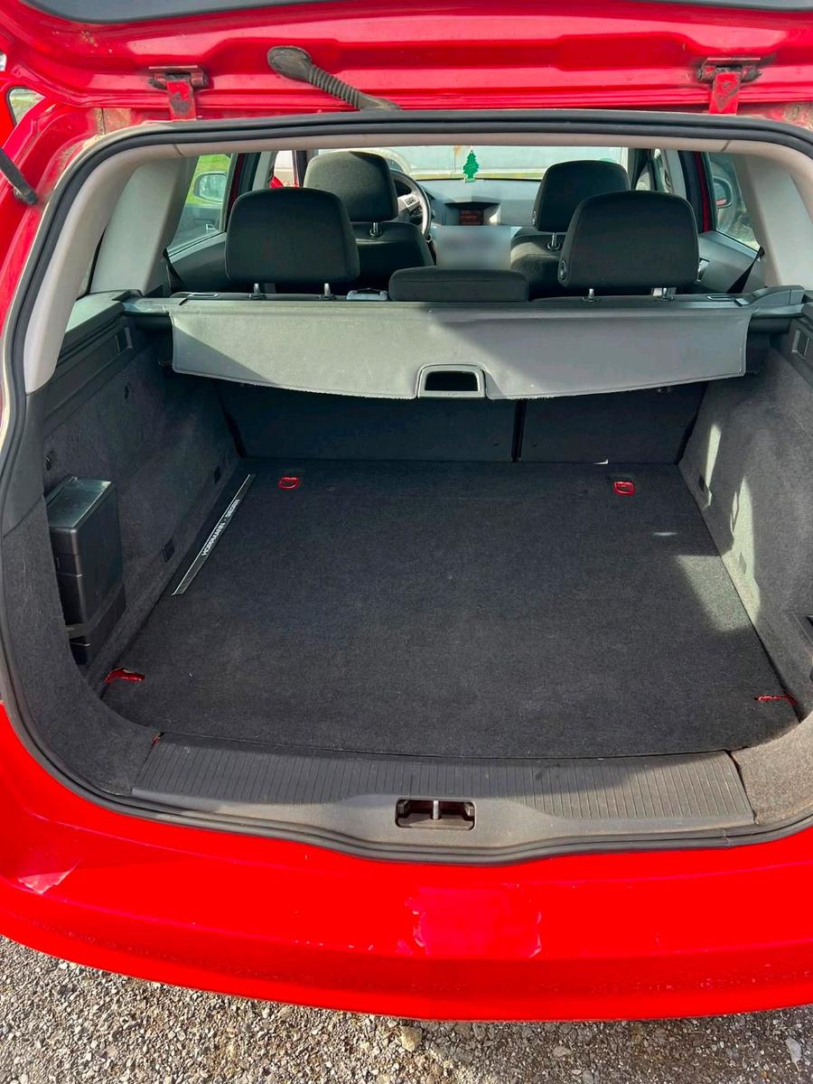 Opel Astra 2009 — interior