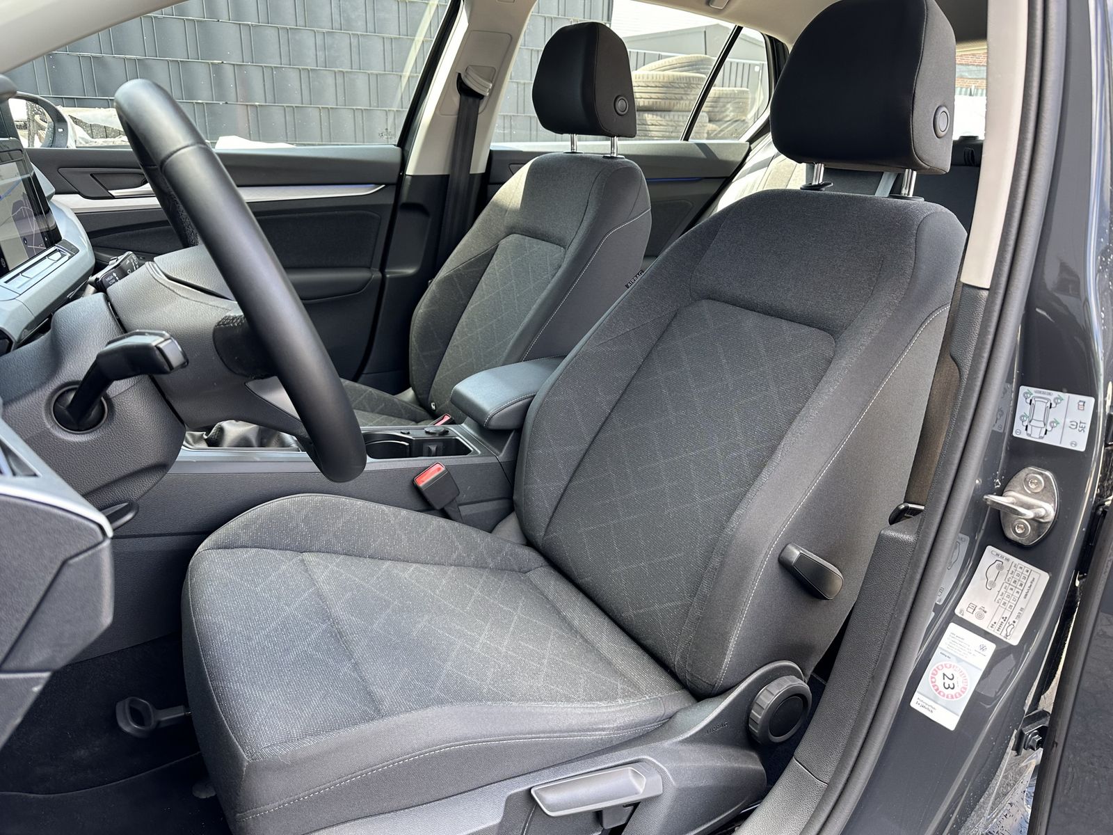 Fahrzeugabbildung Volkswagen Golf 1.5 TSI Life NAV+LED+ACC+CARPLAY+SPURH+EPH