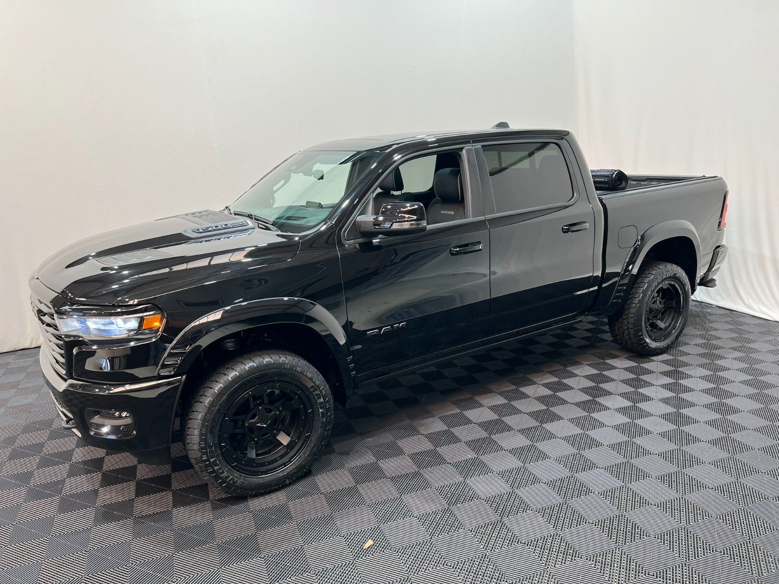 Fahrzeugabbildung Dodge RAM 1500 Laramie Night Premium RTR Umbau