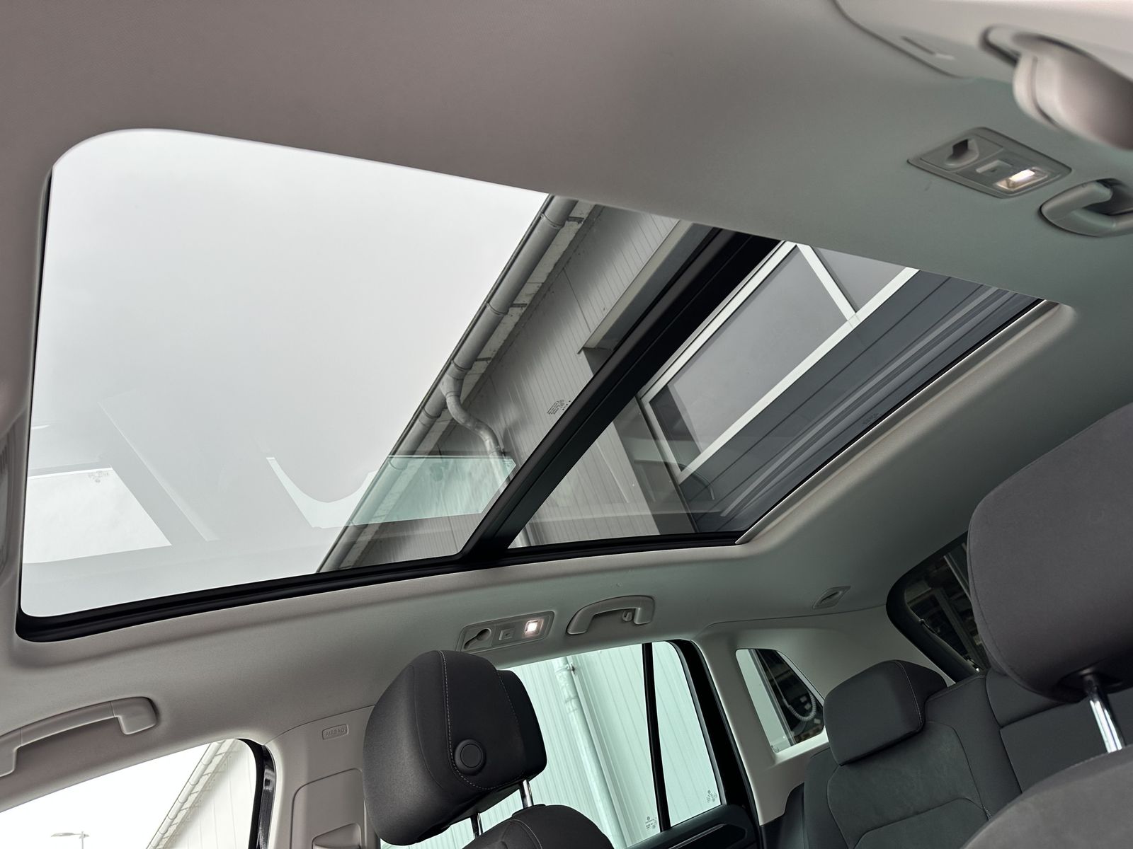 Fahrzeugabbildung Volkswagen Tiguan 4Motion Elegance/Sport NAV+LED+PANO+19ZO