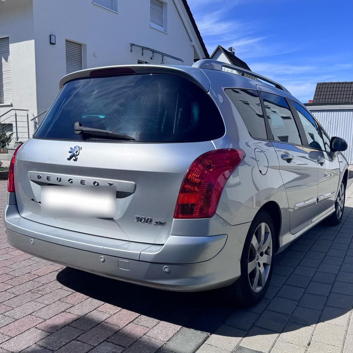 Peugeot 308 2011 — салон