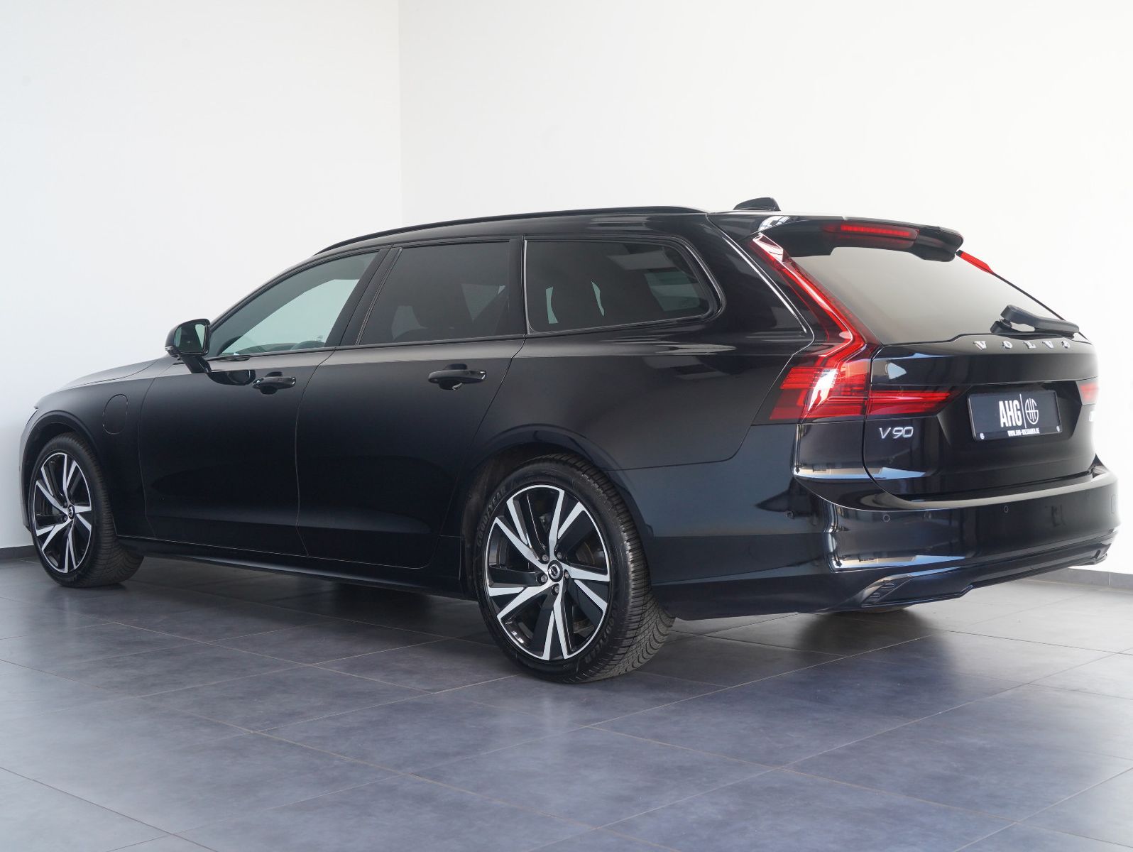 Fahrzeugabbildung Volvo V90 T6 AWD Recharge Plug-In Plus Dark