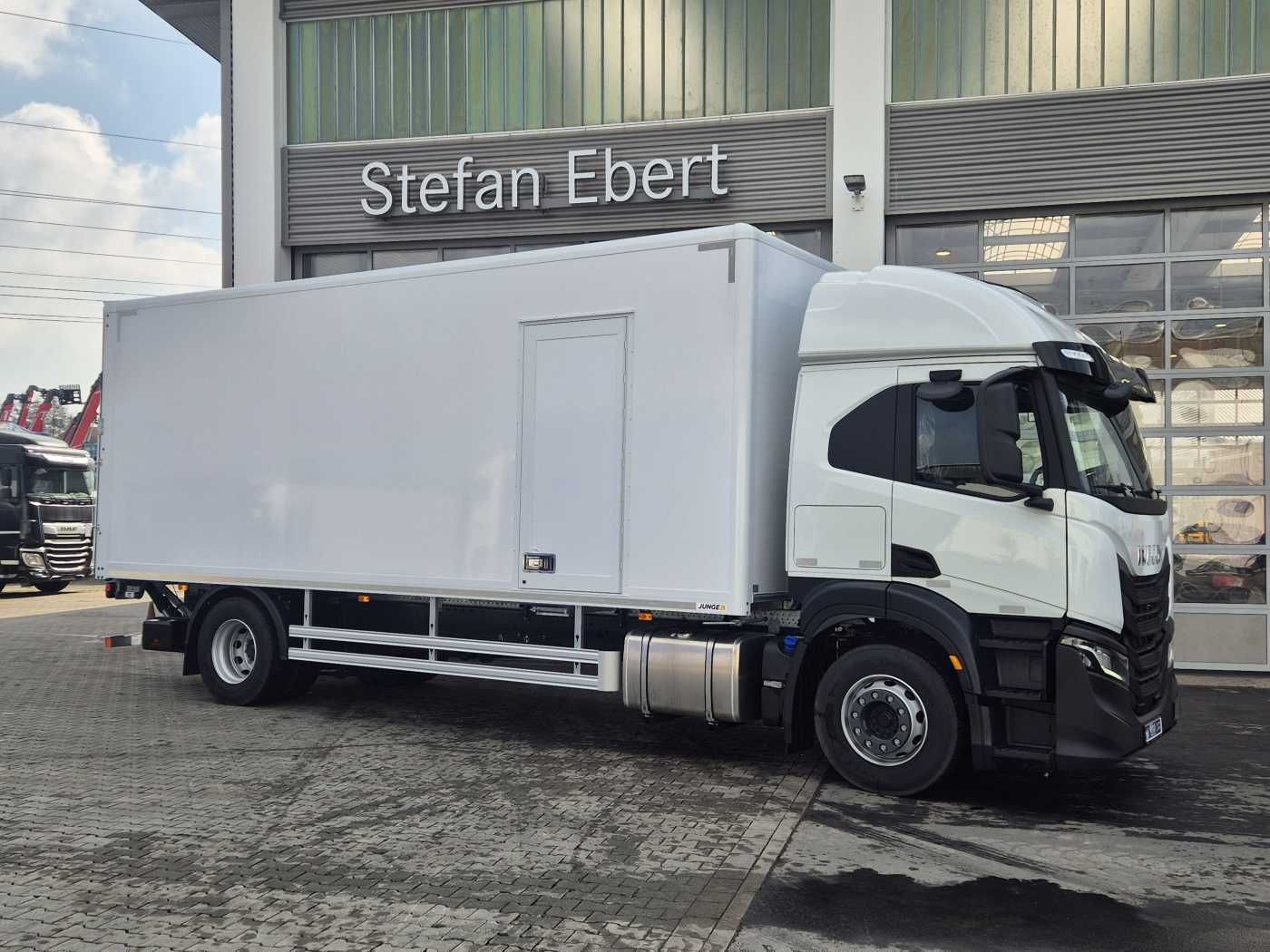 Fahrzeugabbildung Iveco S Way AT190S40/P LBW Tür AHK Navi Bett