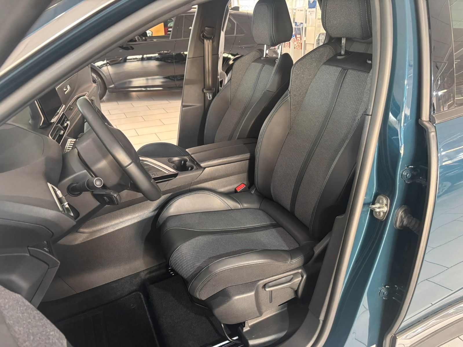 Fahrzeugabbildung Peugeot 3008 1.2T ALLURE PACK NAVI/LED/SPORT/VIRT/PDC