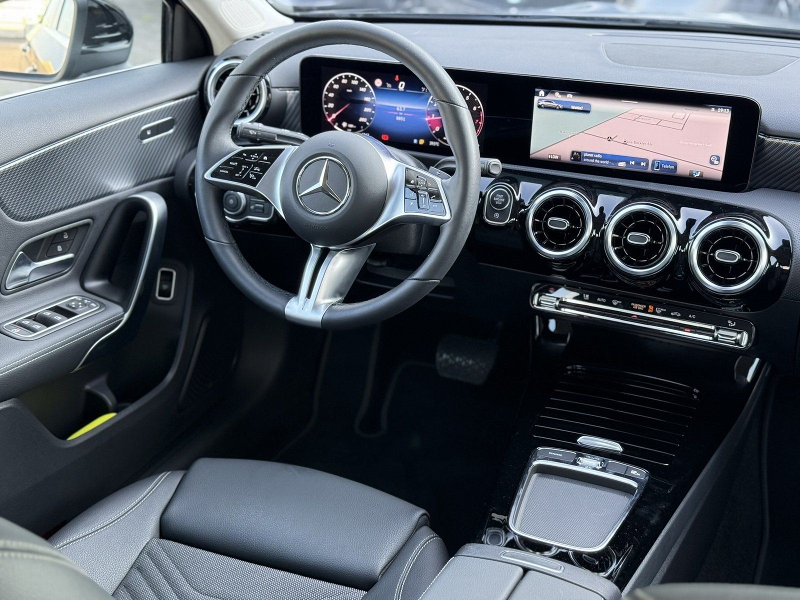 Fahrzeugabbildung Mercedes-Benz A180 Lim. PROGRESSIVE*KAMERA*LED*LENKRADHEIZUNG*