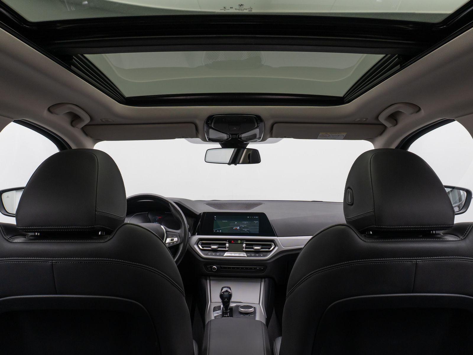 Fahrzeugabbildung BMW 320d Panorama DAB HiFi Lenkrhzg PDC AHK Alarm