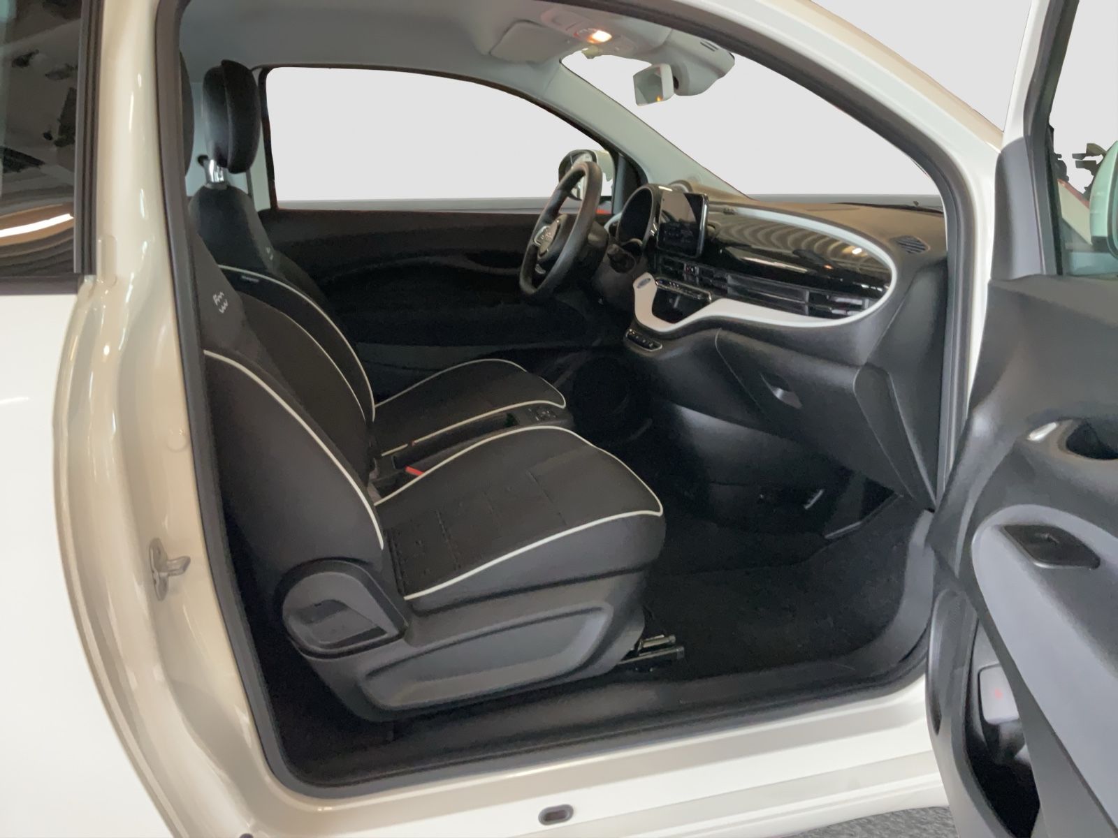 Fahrzeugabbildung Fiat 500e + Radio- & Winterpaket