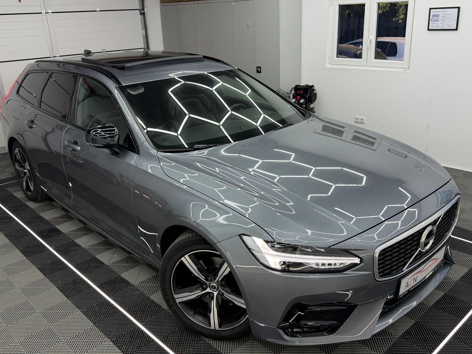 Fahrzeugabbildung Volvo V90 Kombi R Design D5 AWD/MEMORY/AHK/LED/KAM