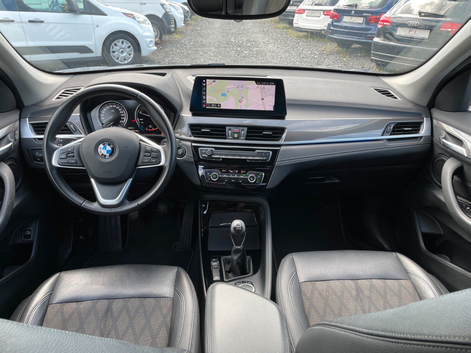 Fahrzeugabbildung BMW X1 xDrive18d xLine Navi LED AHK HUD Leder SPORT