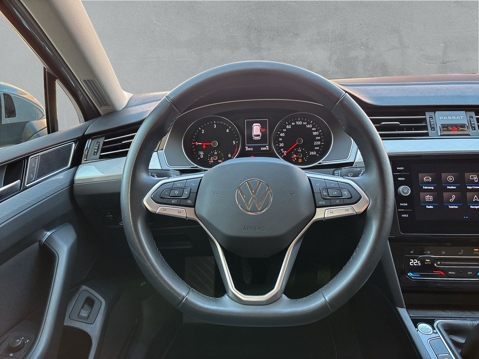 Fahrzeugabbildung Volkswagen Passat Variant 2.0 TDI HuD AHK Keyless Kamera
